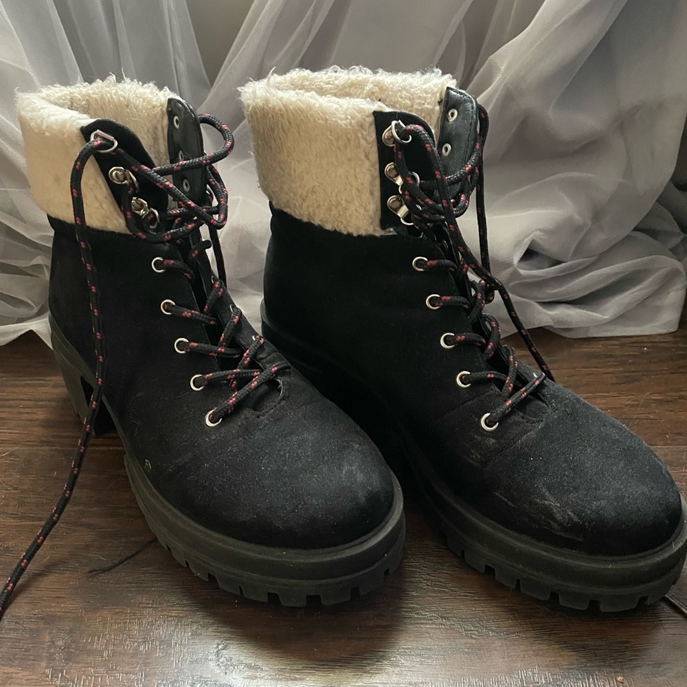 Black hiking shoes